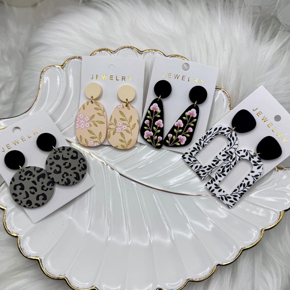 Set of Four Stylish Fashion Earrings, floral prints & leopard print - Picture 1 of 4